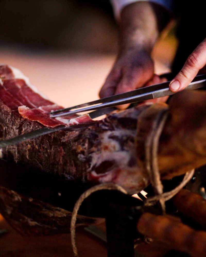 prosciutto Crudo tagliato finemente a fette a mano con un coltel