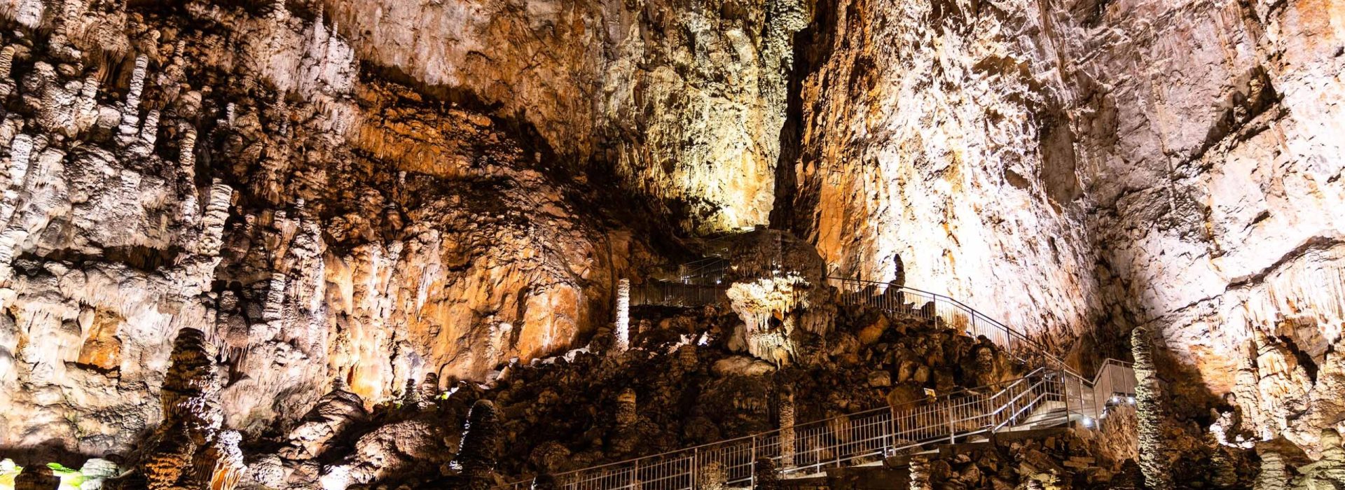 Friuli Venezia-Giulia-Grotta Gigante_AdobeStock_279096506